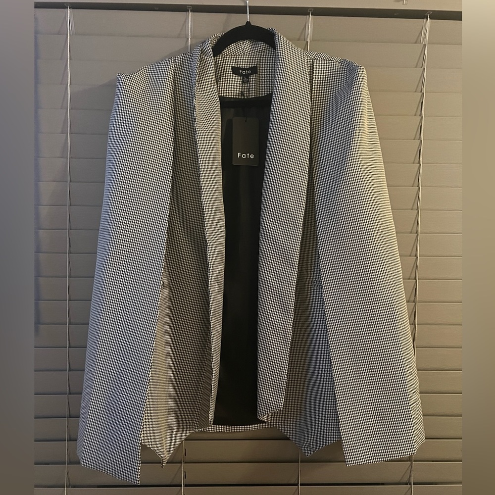 NWT FATE Houndstooth Cape